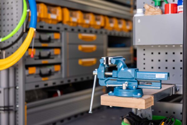 Bus mit Ausrüstung Elektromacher - Elektriker